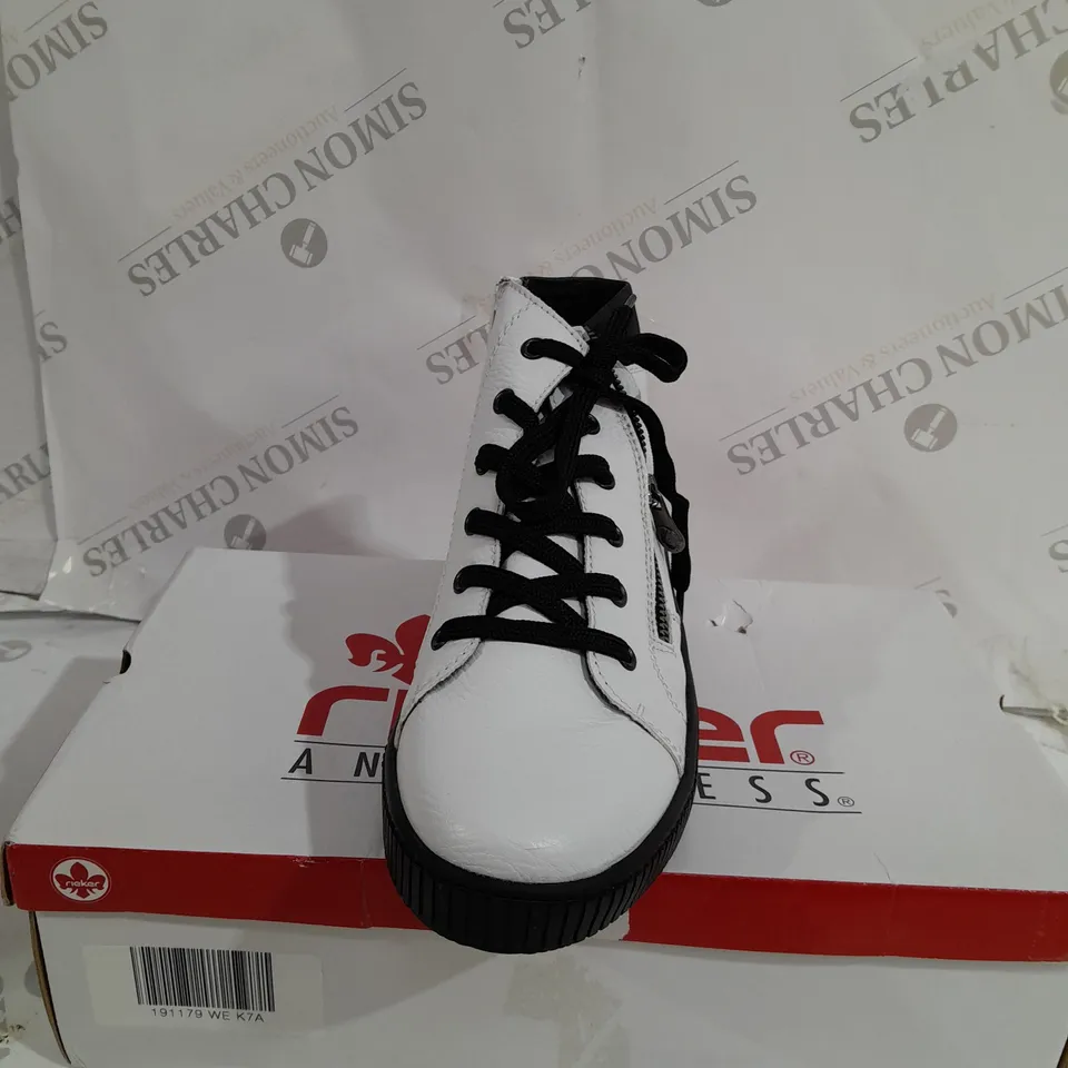 PAIR OF SKECHERS WINTER ON THE GO FAUX FUR TRIM BOOTS, BLACK - SIZE 5