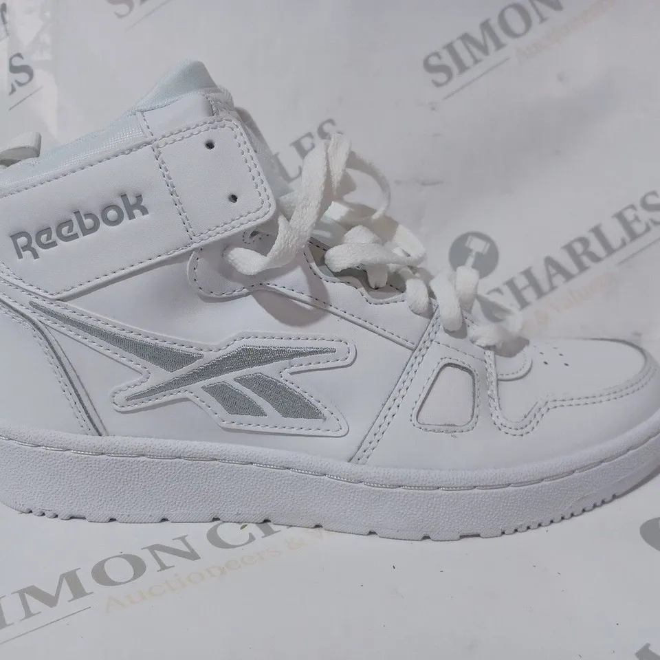 PAIR OF REEBOOK TRAINERS IN WHITE UK SIZE 6.5