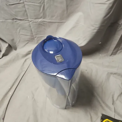 ELECTRIC KETTLE WITH BLUE LID AND TRANSPARENT BODY .