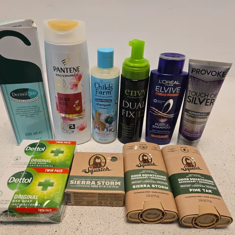 APPROX 12 ASSORTED BEAUTY PRODUCTS TO INCLUDE PANTENE SHAMPOO, CHILDS FARM SHAMPOO, DR SQUATCH SOAP, ETC