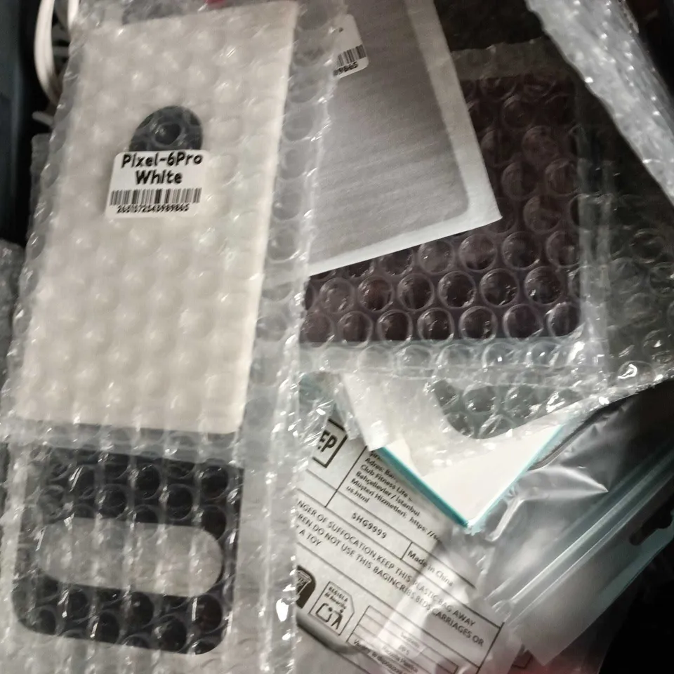 APPROXIMATELY 15 ASSORTED SMARTPHONE ACCESSORIES TO INCLUDE CHARGING CABLES, POWERBANKS, PHONE CASES ETC 