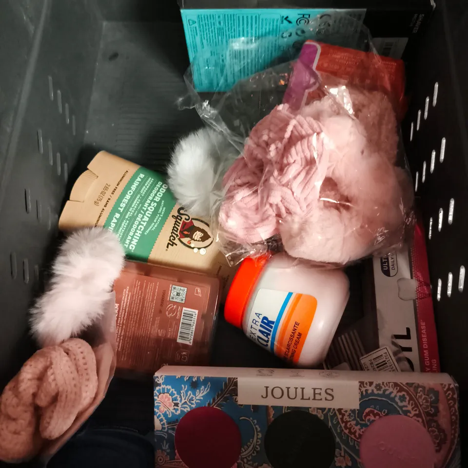 APPROXIMATEY 20 ASSORTED HEALTH AND BEAUTY PRODUCTS TO INCLUDE - FACE MASKS - THE ORDINARY HYALURONIC ACID 2% - HAIR CHALK - ETC