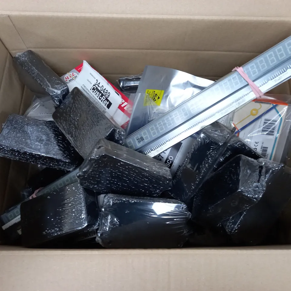 APPROXIMATELY 20 ASSORTED ITEMS TO INCLUDE VELLEMAN INTERVAL TIMER, WONDER BUILDING BRICK CONNECTORS, KINGBRIGHT LED DUAL CATHODE DISPLAY, ETC
