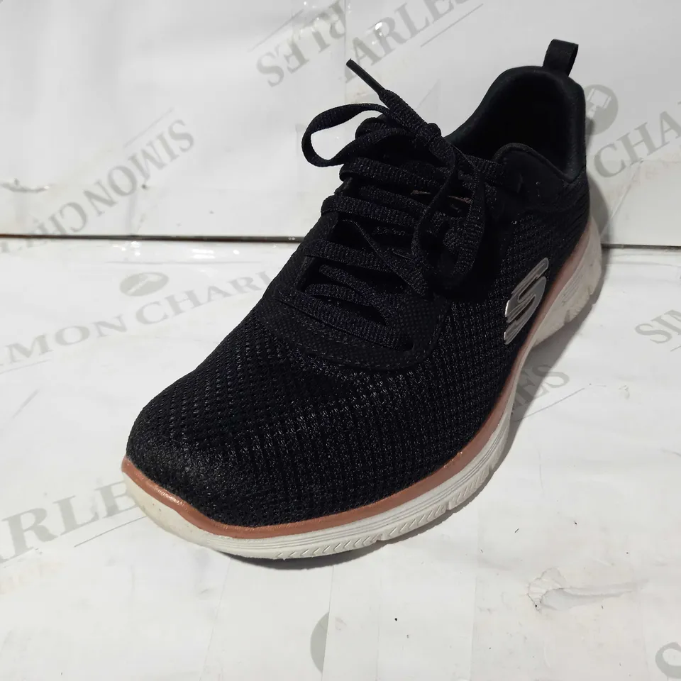 BOXED PAIR OF SKECHERS FLEX APPEAL 4.0 TRAINERS IN BLACK/ROSE GOLD UK SIZE 5