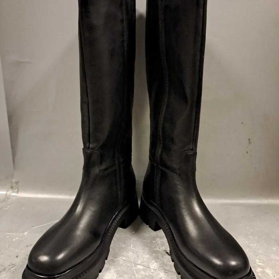 BOXED PAIR OF IN THE STYLE CHUNKY KNEE-HIGH BOOTS IN BLACK UK SIZE 6