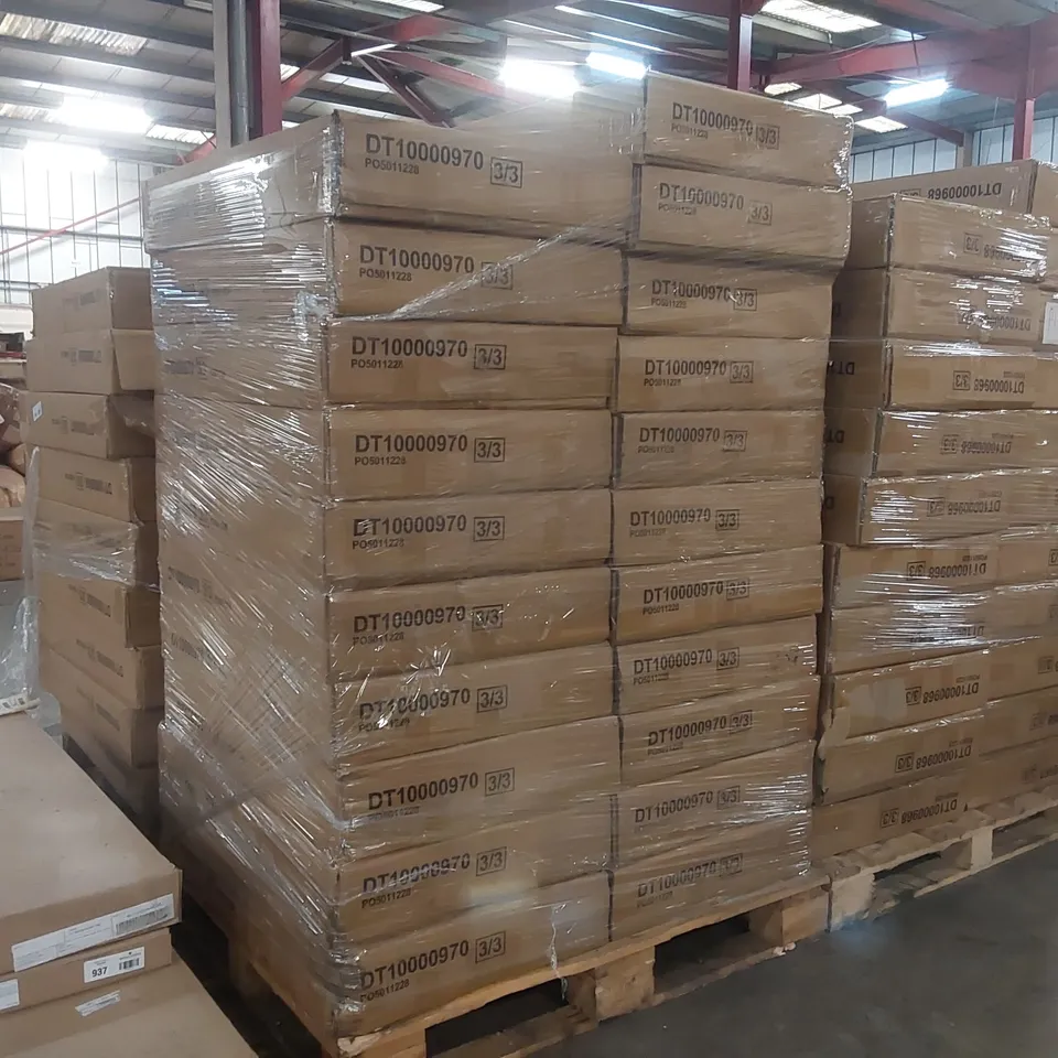 PALLET CONTAINING A LARGE QUANTITY OF DINING TABLE PARTS