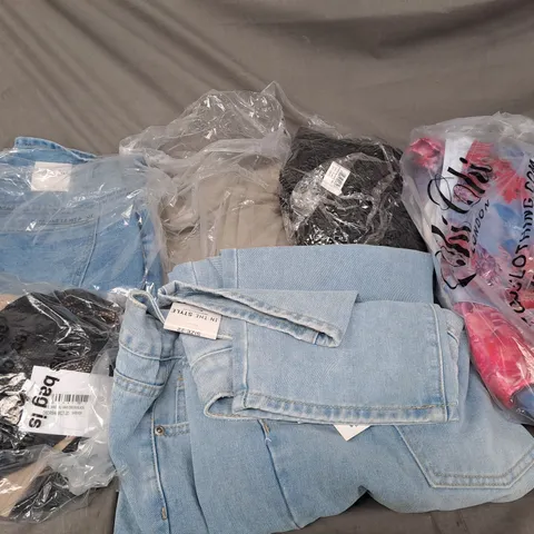 APPROXIMATELY 20 ASSORTED CLOTHING ITEMS IN VARIOUS STYLES AND SIZES