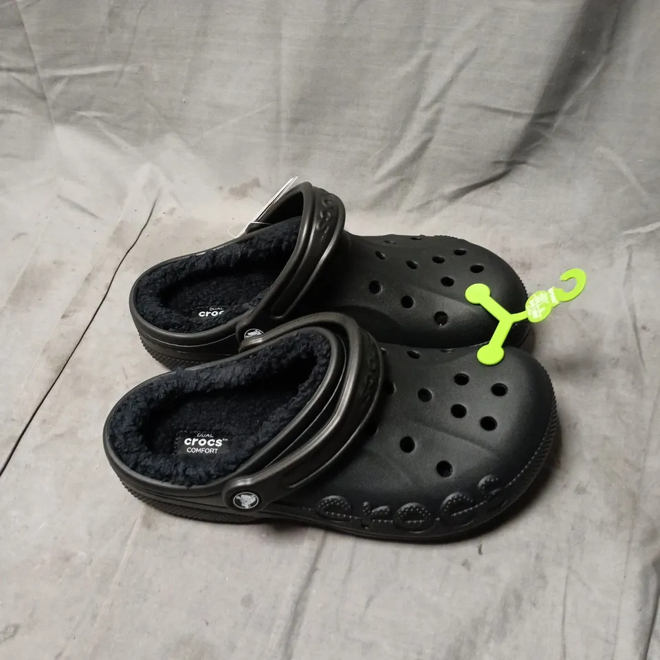 CROCS UNISEX BLACK CLASSIC CLOG WITH FAUX FUR LINING, UK M6 W7 UNBOXED