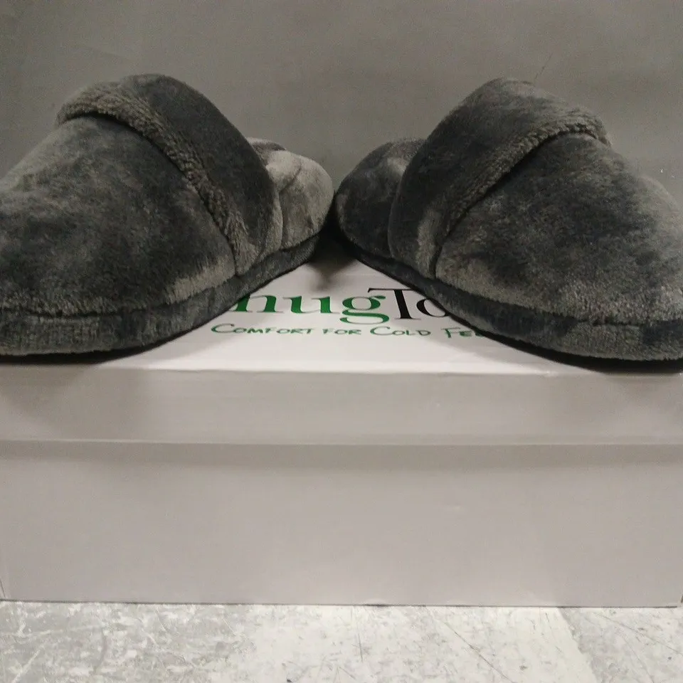 BOXED PAIR OF SNUG TOES SLIPPERS IN GREY SIZE 7
