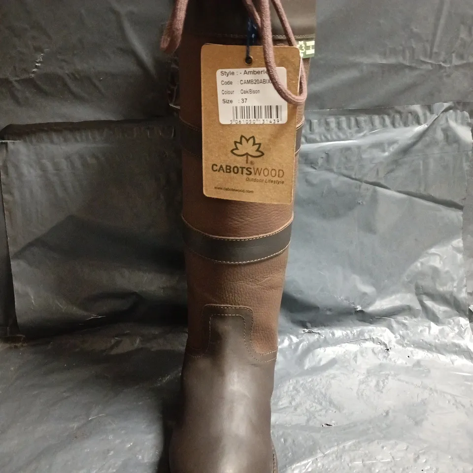 BOXED PAIR OF CABOTSWOOD AMBERLEY 2 COUNTRY BOOTS IN OAK/BISON SIZE EU 37
