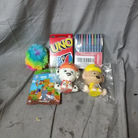 APPROXIMATELY 20 ASSORTED ITEMS OF TOYS AND GAMES INCLUDING PAW PATROL SQUEEZE TOYS, UNO CARDS, MINECRAFT TOPPEEZ AND COLOURED PENS