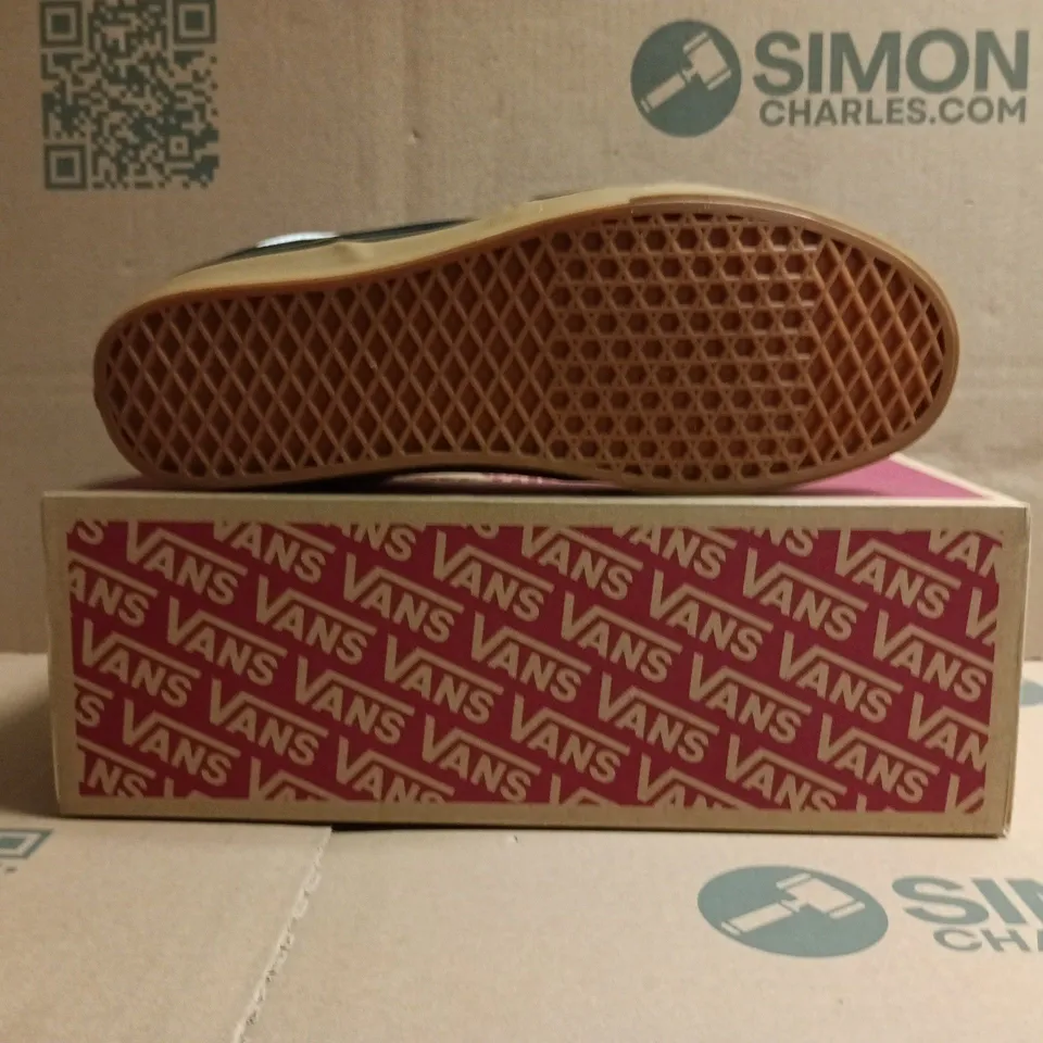 BOXED PAIR OF VANS BROOKLYN SHOES IN BLACK/WHITE SIZE UK 12