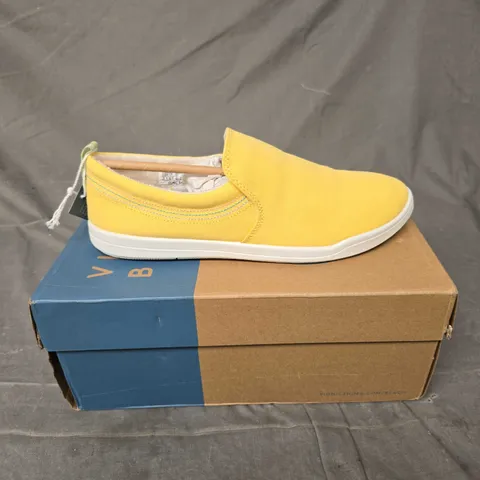 BOXED PAIR OF VIONIC BEACH VENICE SLIP ONS IN YELLOW - 6.5