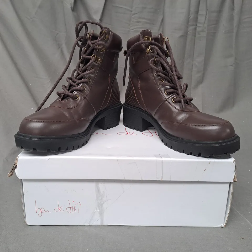 BOXED PAIR OF BEN DE LISI HIKER LEATHER BOOTS IN BROWN SIZE 7