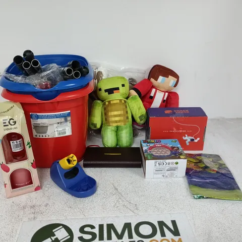 LOT OF APPROXIMATELY 30 ASSORTED HOUSEHOLD ITEMS TO INCLUDE MOP BUCKETS, MARIO TOY, CLOTHES HANGERS AND FACE MASKS