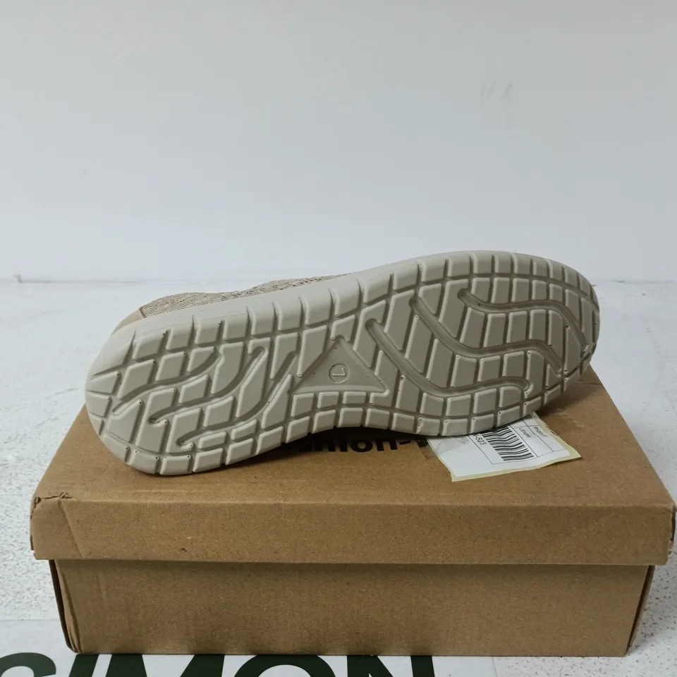 LIFESTYLE BY CUSHION WALK RUTH TRAINERS BEIGE SIZE 7 BOXED
