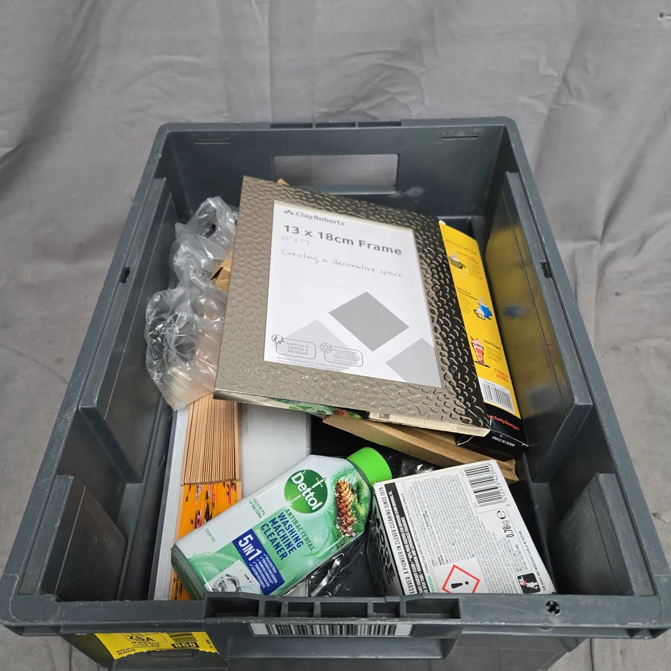 APPROXIMATELY 12 ASSORTED HOUSEHOLD ITEMS TO INCLUDE MINI HAND MIXTURE, FRAME, DETTOL, PENS ETC