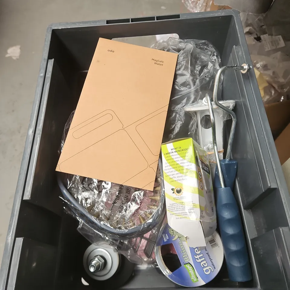 APPROXIMATELY 15 ASSORTED ITEMS TO INCLUDE "CO" ALARM, STUDDED COLLAR, GAFFER TAPE, MAGSAFE WALLET ETC