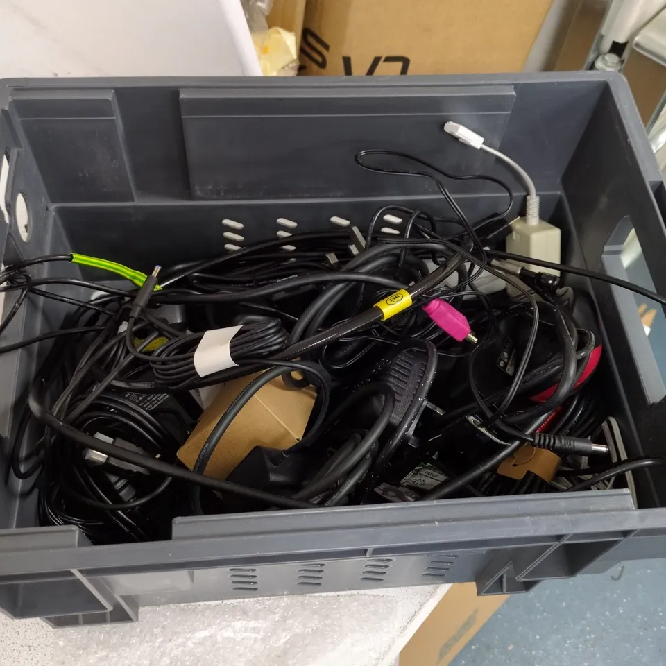 LOT OF ASSORTED TECH ITEMS TO INCLUDE DREMEL TOOL, HDMI SPLITTER AND VARIOUS REMOTE CONTROLS