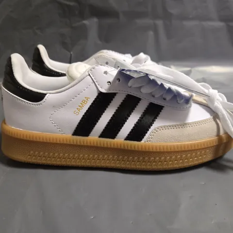 PAIR OF ADIDAS SAMBA TRAINERS IIN WHITE - UK 4.5