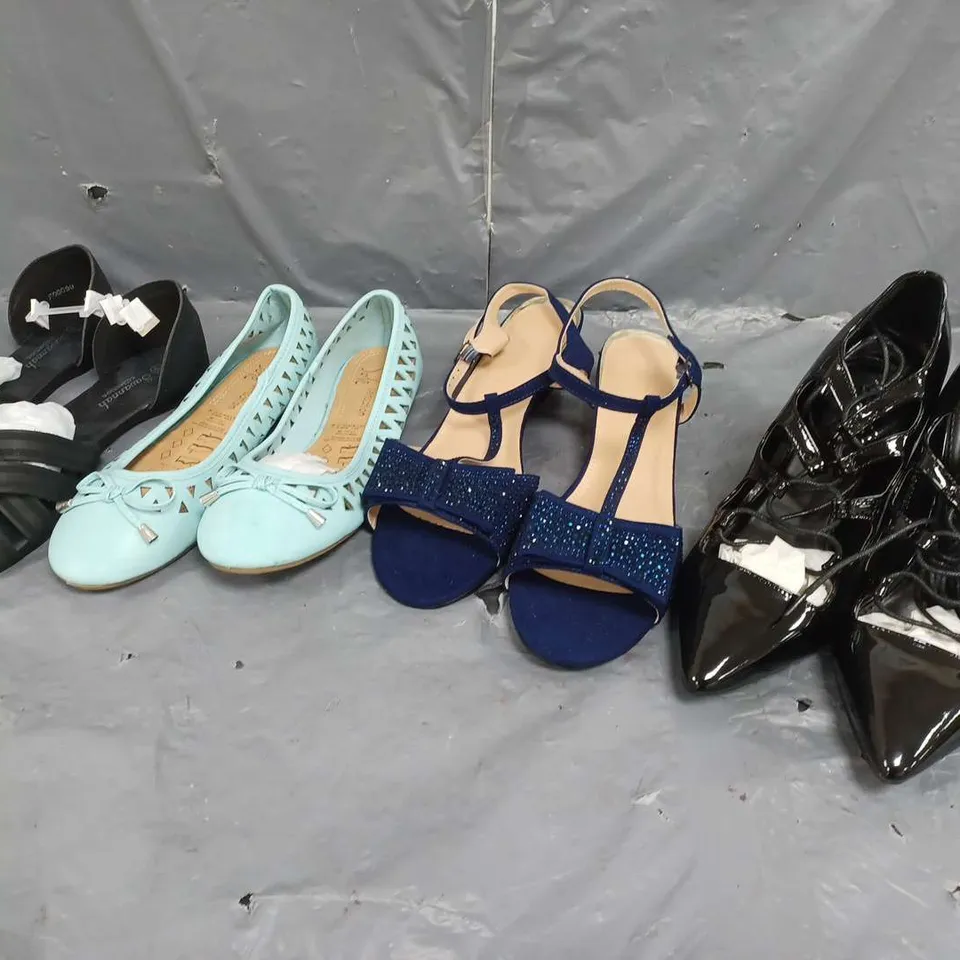 APPROXIMATELY 20 ASSORTED WOMENS PAIRS OF SHOES IN VARIOUS COLOURS, STYLES, AND SIZES