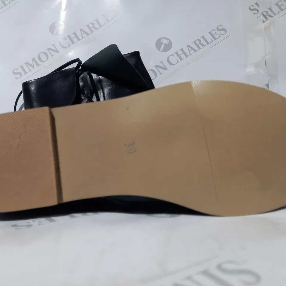 BOXED PAIR OF DESIGNER BOOTS IN BLACK EU SIZE 39
