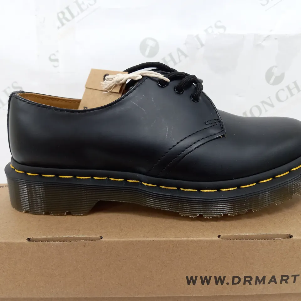BOXED PAIR OF DR MARTENS PLATFORM SMOOTH BLACK SHOES - UK 4