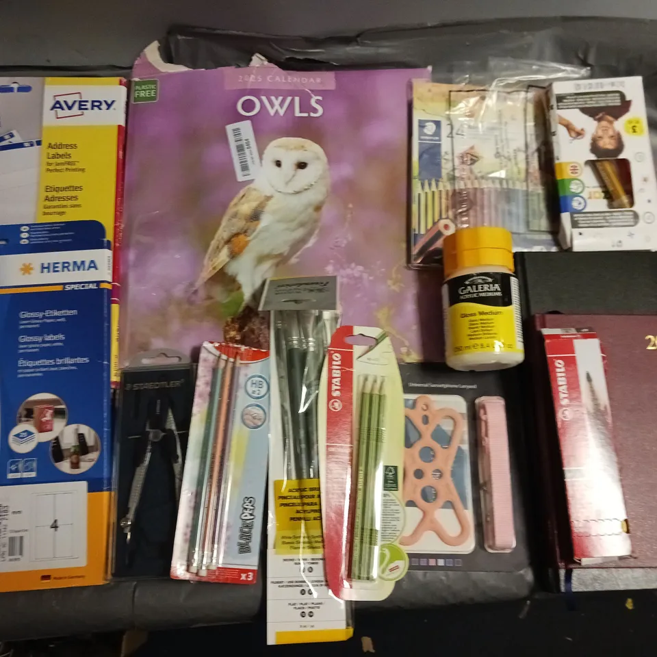 LARGE QUANTITY OF ASSORTED STATIONARY AND HOUSEHOLD ITEMS TO INCLUDE STAEDTLER PENCILS, DIARIES, ADDRESS LABELS, CALENDERS AND TAPE DISPENSERS