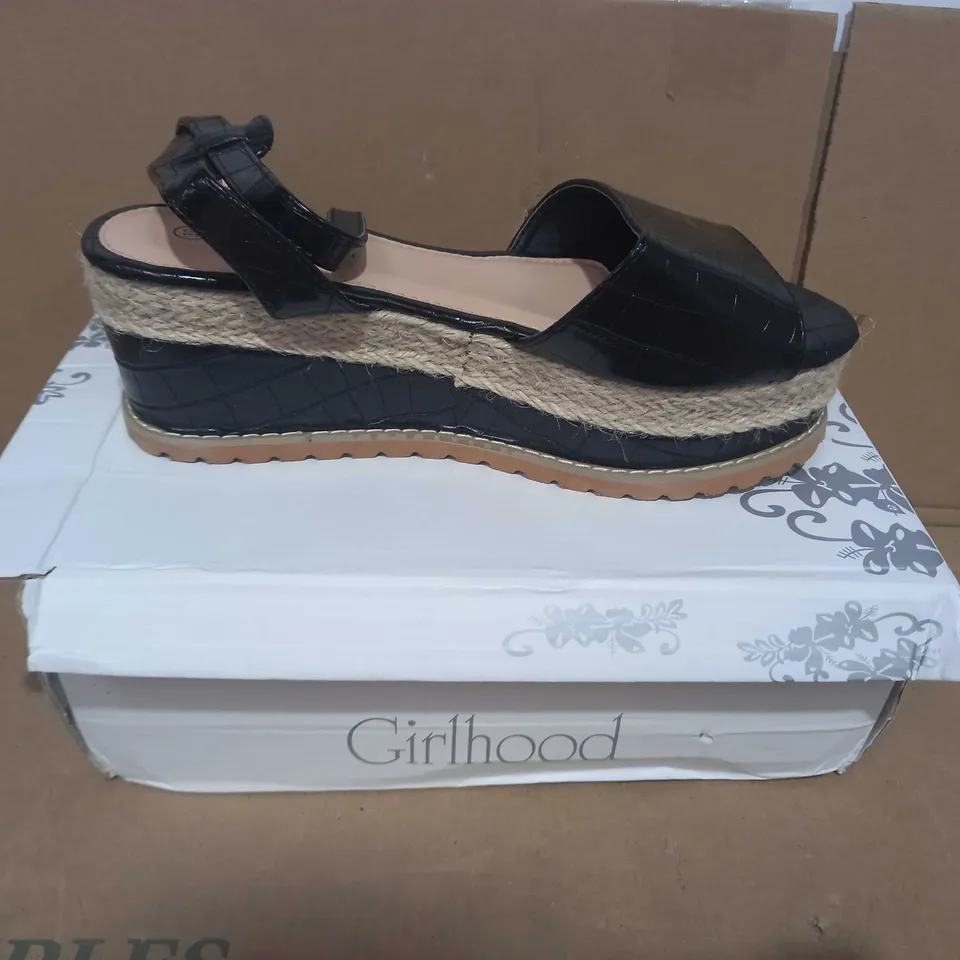 BOXED PAIR OF GIRLHOOD PLATFORM SANDALS IN BLACK EU SIZE 39