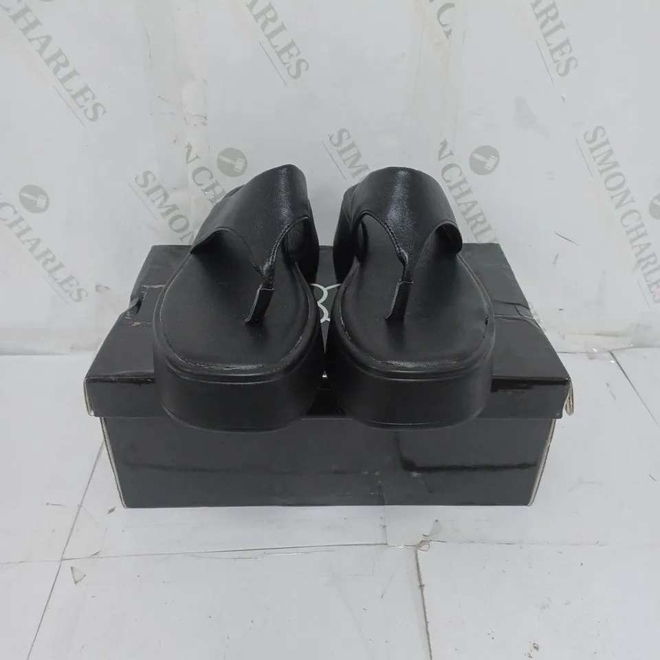 KOI FOOTWEAR CHUNKY BLACK SLIDERS SIZE 5