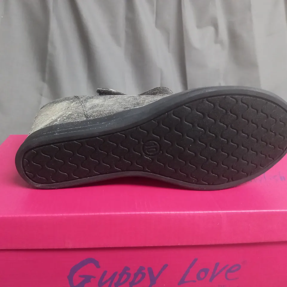 BOX OF APPROXIMATELY 12 BLACK  GUPPY LOVE BY BLOWFISH SHOES IN VARIOUS SIZES 