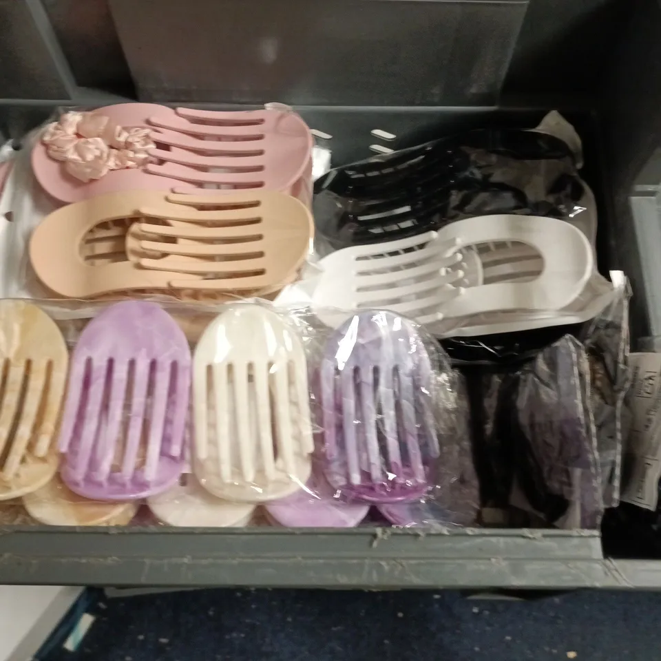 LOT OF ASSORTED HEALTH AND BEAUTY ITEMS TO INCLUDE MAKE-UP BRUSHES, AIR CLIPS AND MAKE UP POUCH