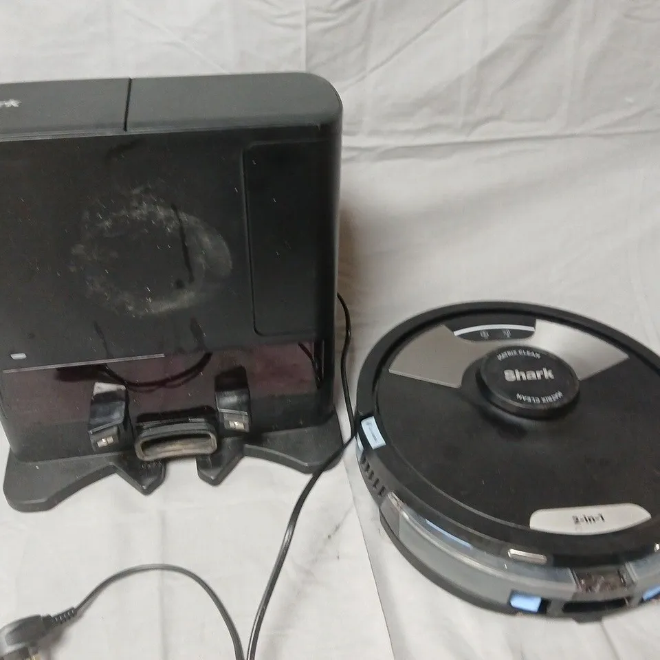 SHARK MATRIX PLUS 2-IN-1 MOP VACUUM ROBOT – BOXED
