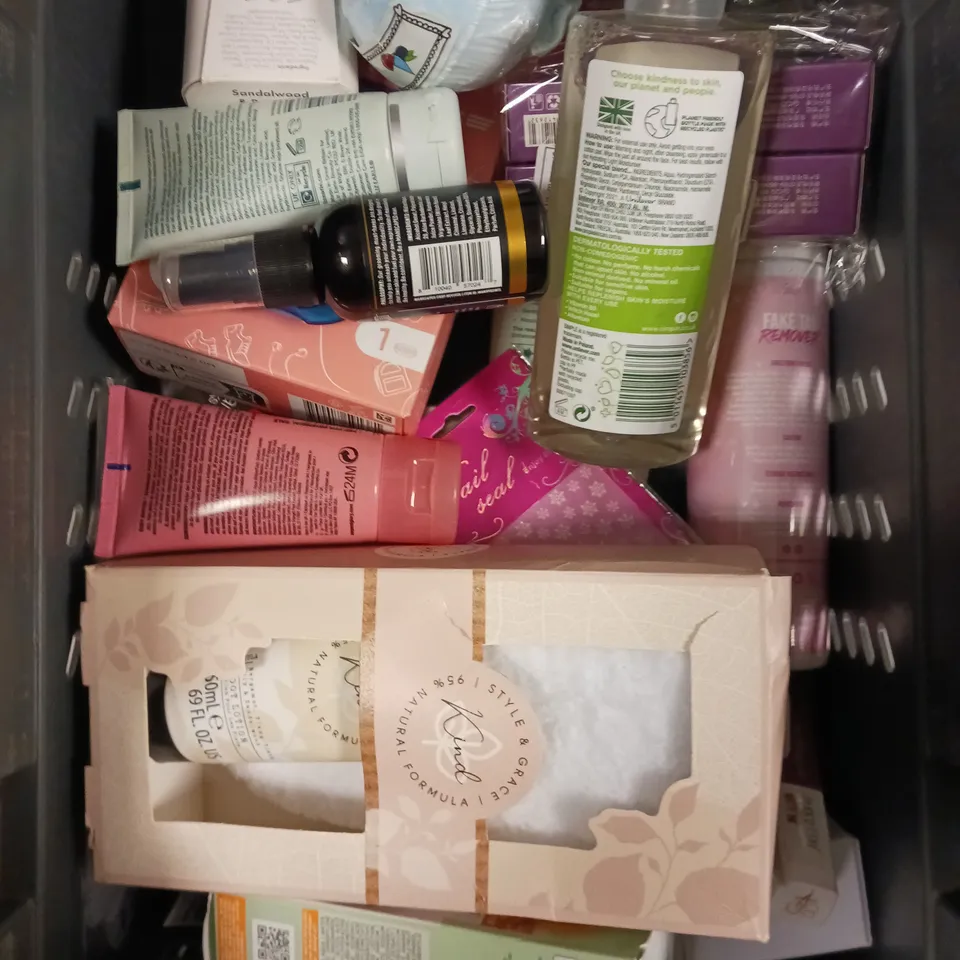 APPROXIMATELY 20 ASSORTED HEALTH & BEAUTY PRODUCTS TO INCLUDE THE WHITE COMPANY HAND & BODY SOAP, LIZ EARLE CLEANSER, MANSCAPED BALL TONER ETC 