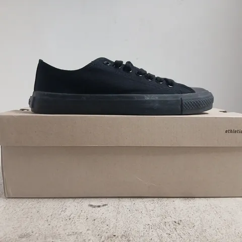 BOXED PAIR OF ETHLETIC SHOES IN BLACK SIZE UK 6