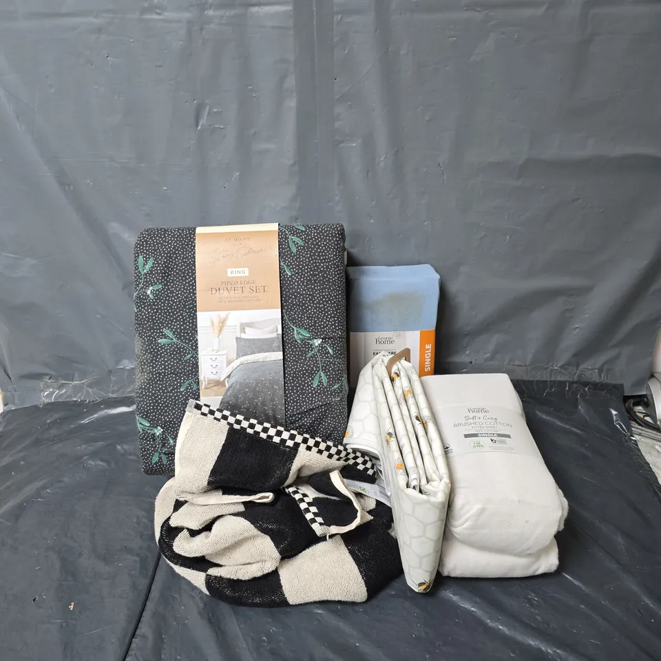 APPROXIMATELY 20 ASSORTED HOMEWARE ITEMS TO INCLUDE STACEY SOLOMON PIPED EDGE DUVET SET - KING, EASY CARE FITTED SHEET - SINGLE, HAND TOWEL, ETC - COLLECTION ONLY