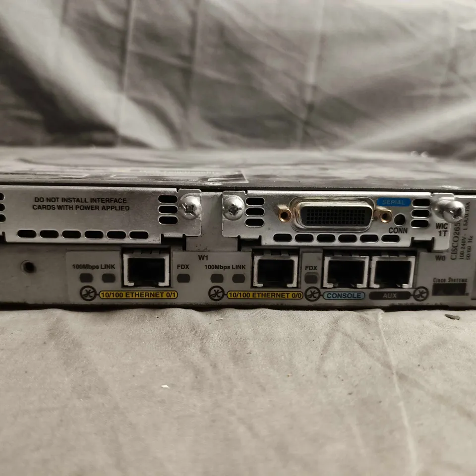 CISCO 2600 SERIES ROUTER – RACK-MOUNTABLE
