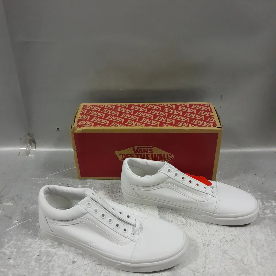BOXED PAIR OF VANS OLD SKOOL ALL WHITE UK 9