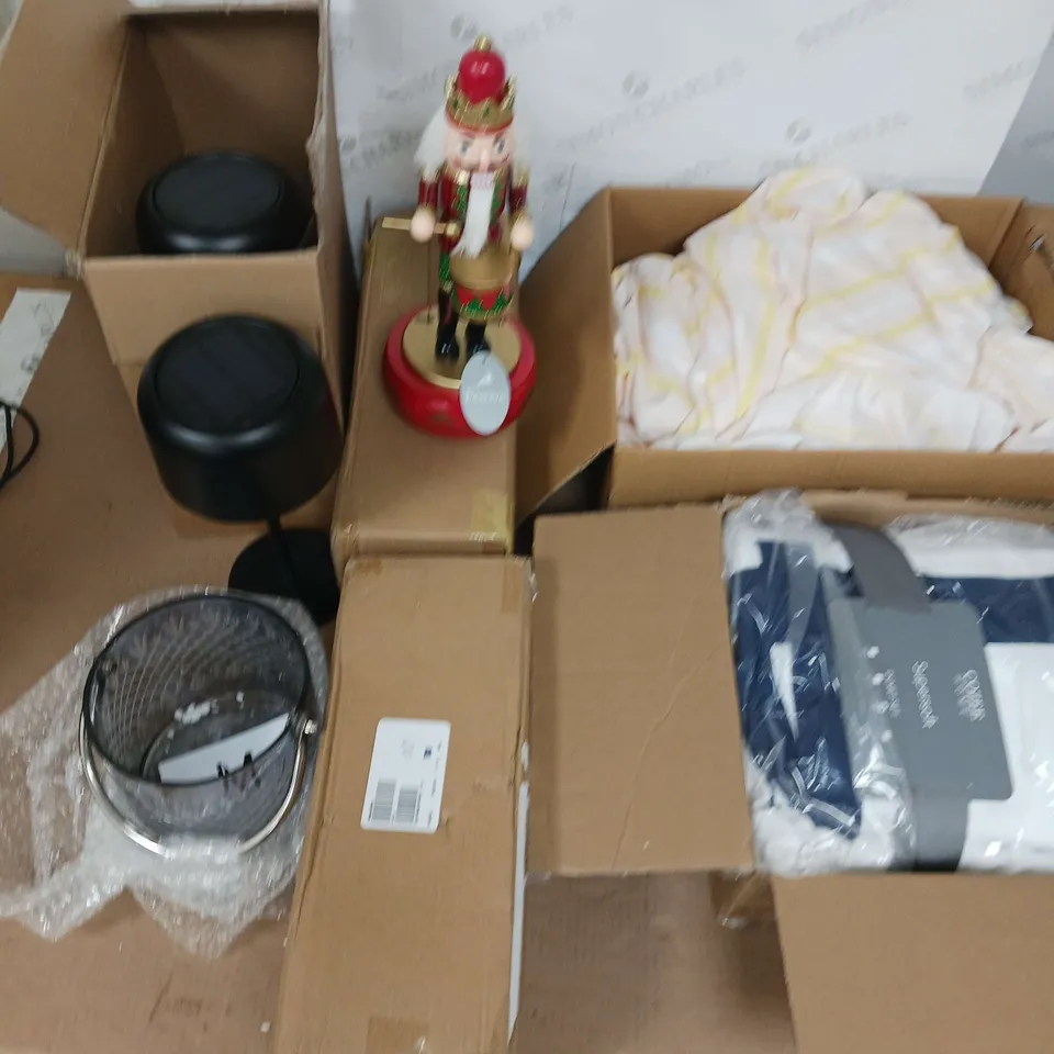 LOT OF 10 ASSORTED HOUSEHOLD ITEMS TO INCLUDE SOLAR LAMPS, ICE BUCKET, FESTIVE ORNAMENTS AND DUVET SETS