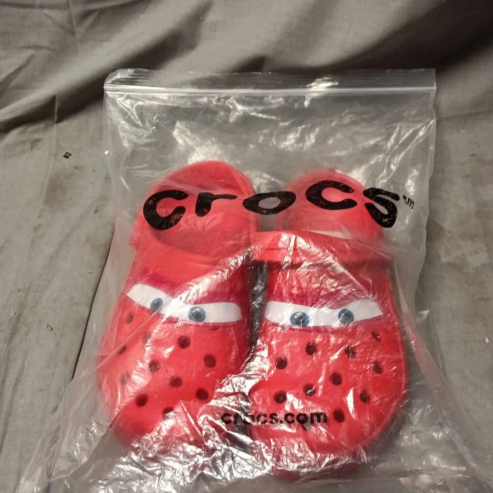 BAGGED PAIR OF LIGHTING MCQUEEN CROCS SIZE JUNIOR 3