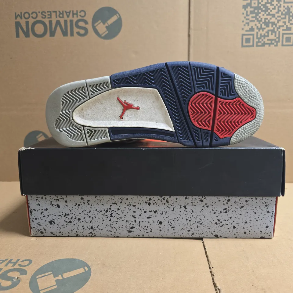 BOXED PAIR OF AIR JORDAN 4 RETRO TRAINERS IN WHITE/NAVY SIZE 5.5