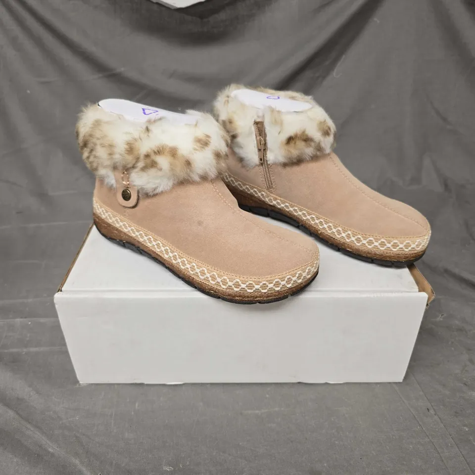 BOXED PAIR OF EARTH ORIGINALS EMMALYN BOOTIES IN BEIGE SIZE 5