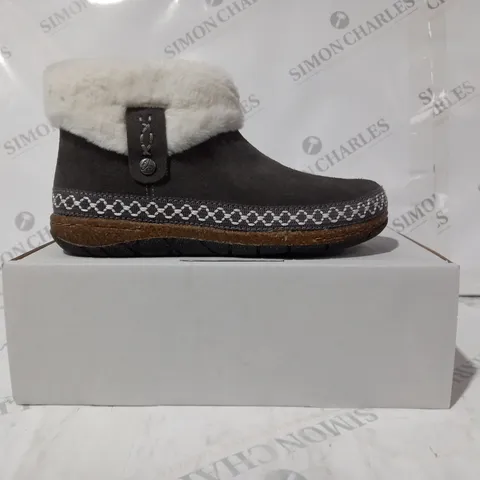 BOXED PAIR OF EARTH ORIGINS EMMALYN BOOTIES IN GREY UK SIZE 5