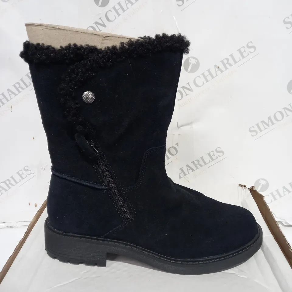 CLARKS OPAL ZIP BOOTS SIZE 4