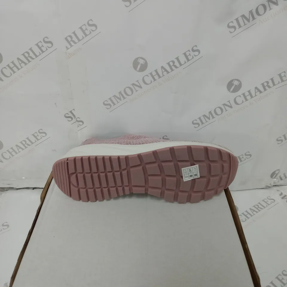 BOXED PAIR OF SKECHERS BOB TRAINERS IN BLUSH SIZE 8
