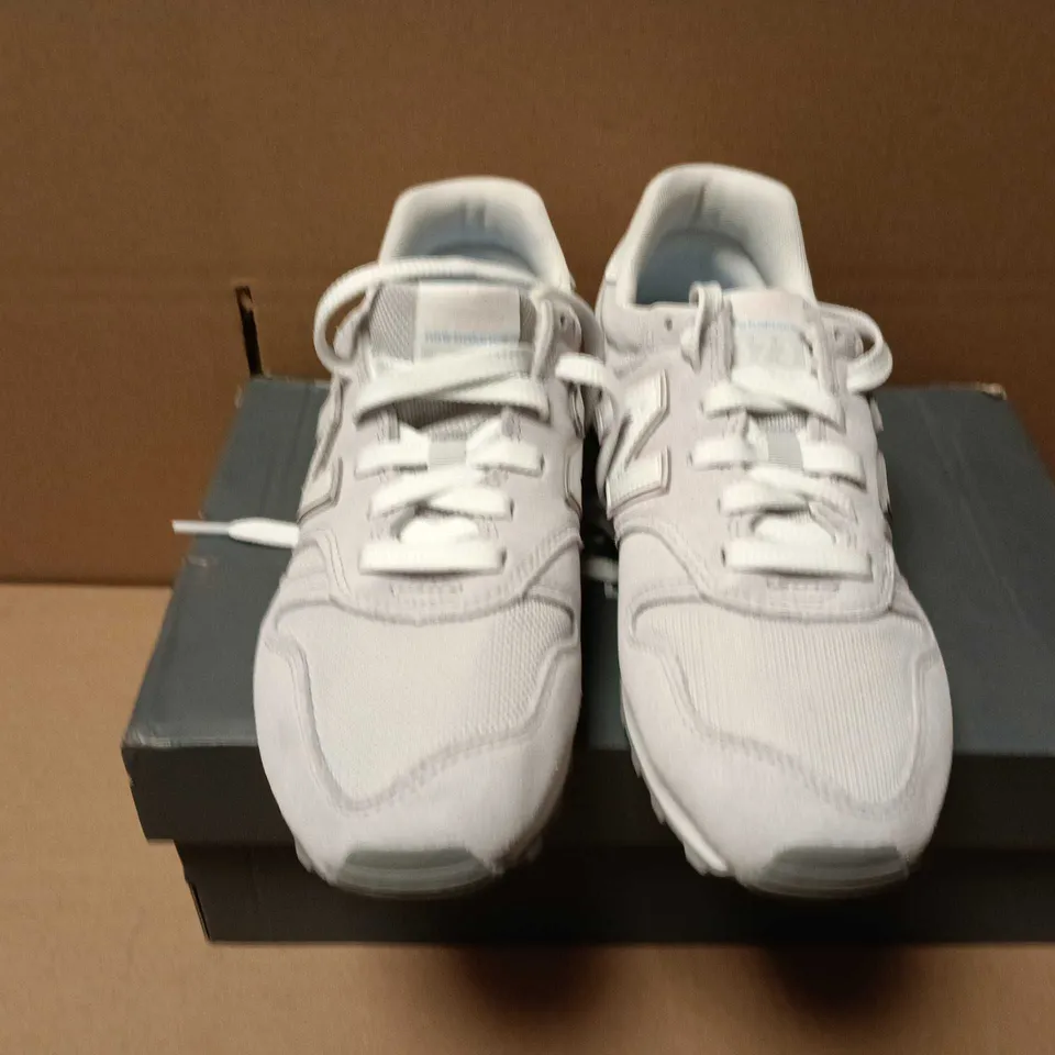 BOXED PAIR OF NEW BALANCE 373 TRAINERS IN PEARL GREY - SIZE 5
