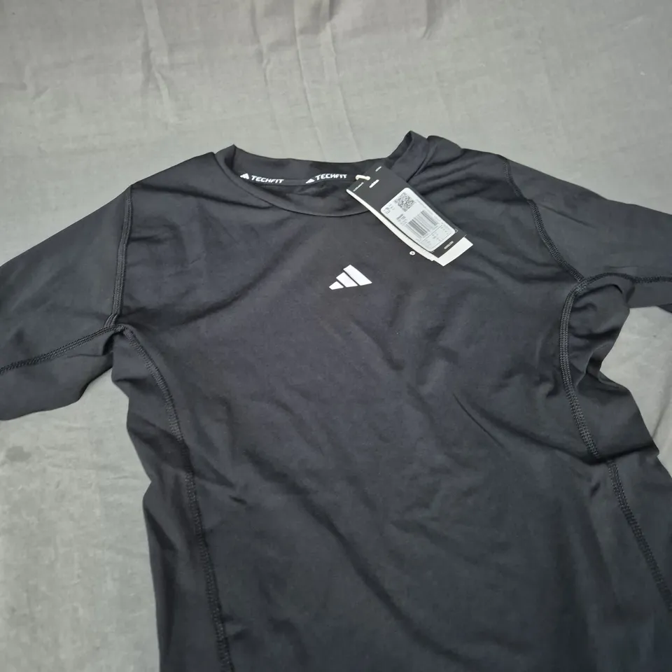 ADIDAS TECH FIT TEE - SIZE M