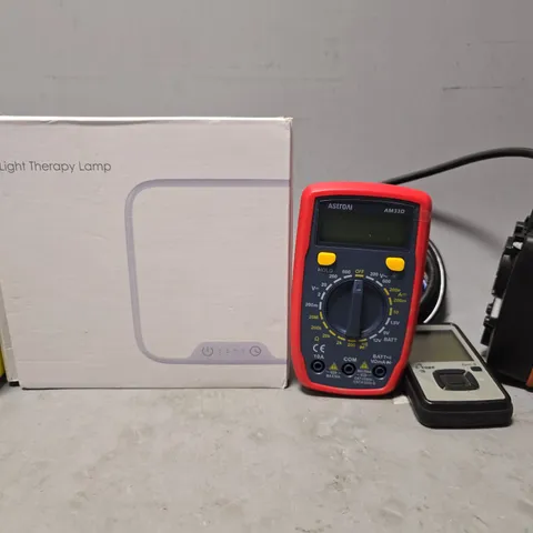 TOTE OF APPROXIMATELY 7 ASSORTED ITEMS TO INCLUDE - LIGHT THERAPY LAMP , COPE EPOC-S ETC