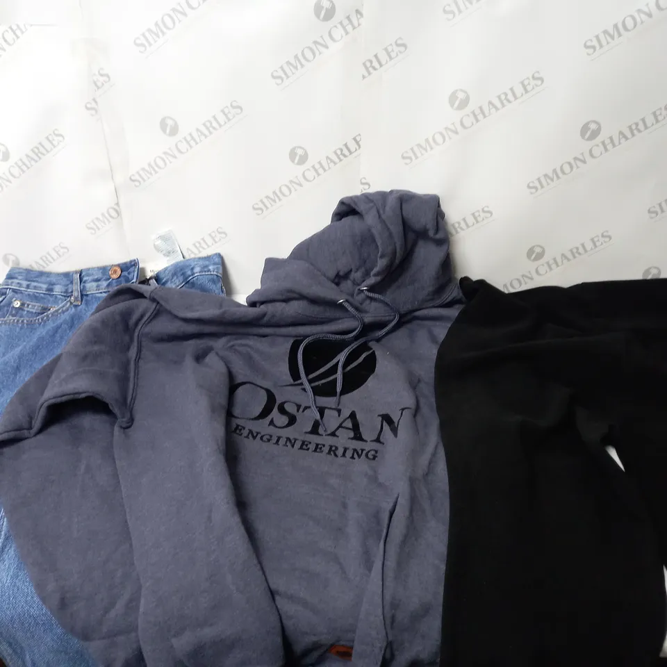 LARGE QUANTITY OF CLOTHING ITEMS TO INCLUDE DRESSES, SWEATERS, JEANS, T-SHIRTS, ETC