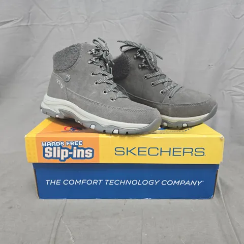 BOXED PAIR OF SKECHERS TREGO BOOTS IN CHARCOAL SIZE 4.5